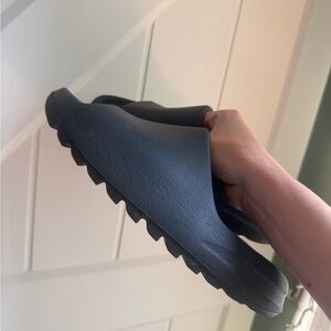 Men’s Yeezy slide onyx size 9